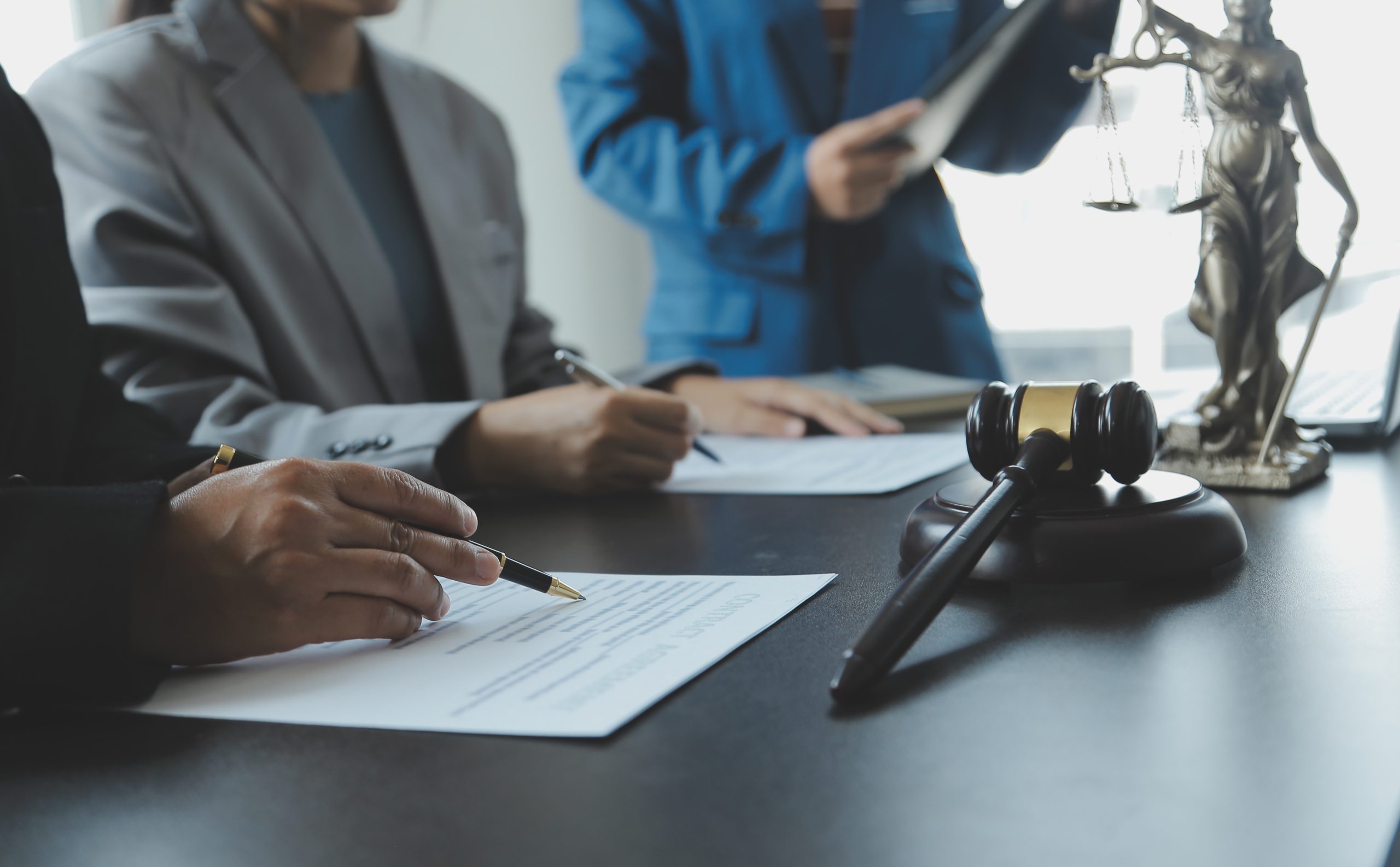 Derecho laboral — consulta y documentos en el despacho